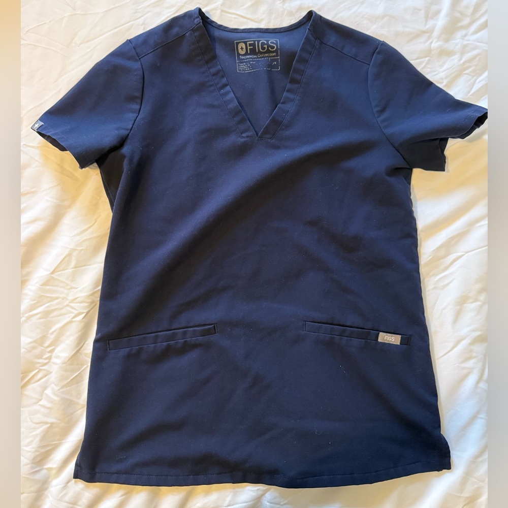 Figs Casma Three Pocket Scrub Top Navy